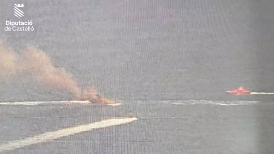 Vídeo: incendio de una embarcación en el mar frente costa Orpesa