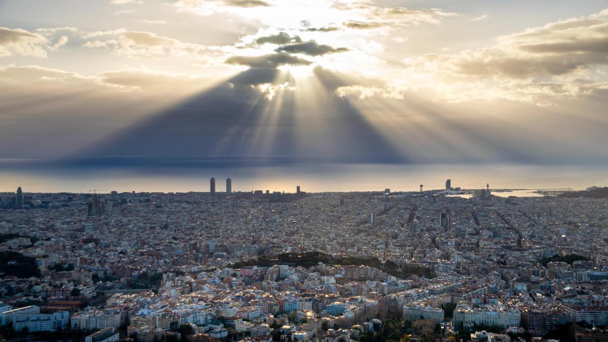 Rayos crepusculares sobre Barcelona, el 20 de enero del 2024