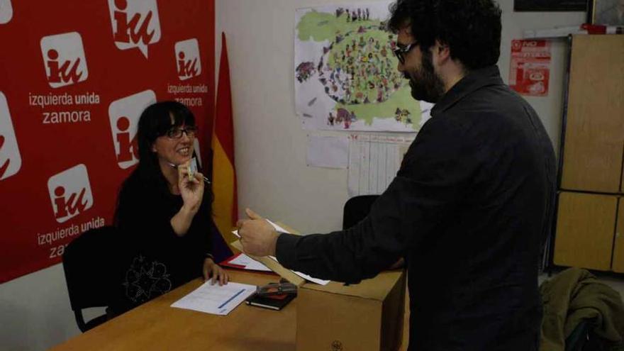 Un militante ejerce su derecho a voto en la consulta celebrada en la sede de IU Zamora.