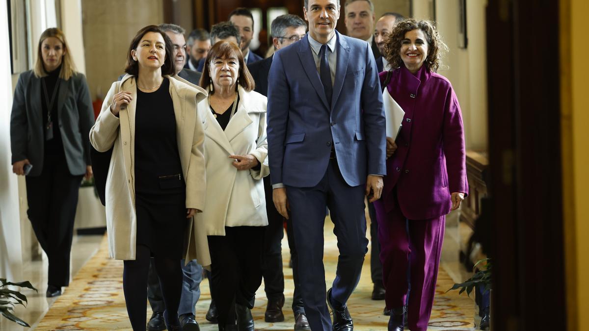 El presidente del Gobierno, Pedro Sánchez, se reúne en el Congreso con diputados y senadores socialistas, a su llegada acompañado de distintos ministros y dirigentes del partido.