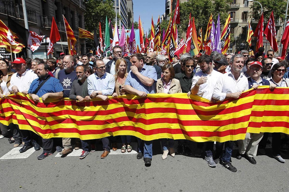 GRA124. BARCELONA, 29/05/2016.- El líder de ERC, Oriol Junqueras (c), la portavoz del Govern, Neus Munté (a su dcha) y la presidenta del Parlament, Carme Forcadell, durante la manifestación en contra de la suspensión de diversas leyes catalanas por parte del Tribunal Constitucional bajo el lema Los derechos no se suspenden: trabajo digno, derechos sociales y democracia real , celebrada hoy en Barcelona. EFE/Marta Pérez
