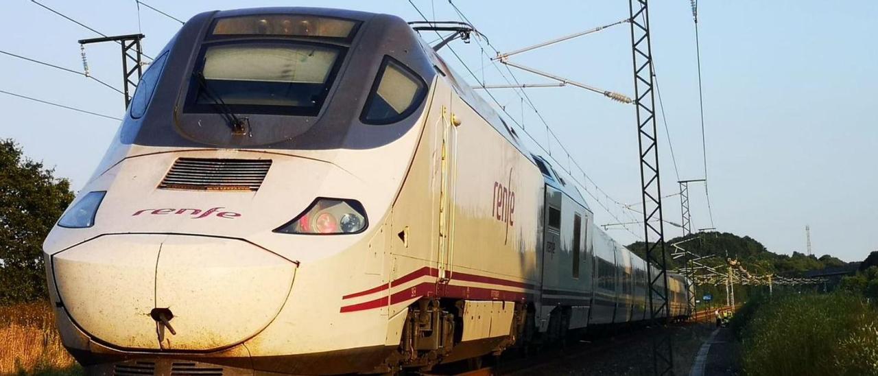 Tren Alvia que ayer arrolló y mató a una persona a su paso por Botos. | // EMERXENCIAS LALÍN