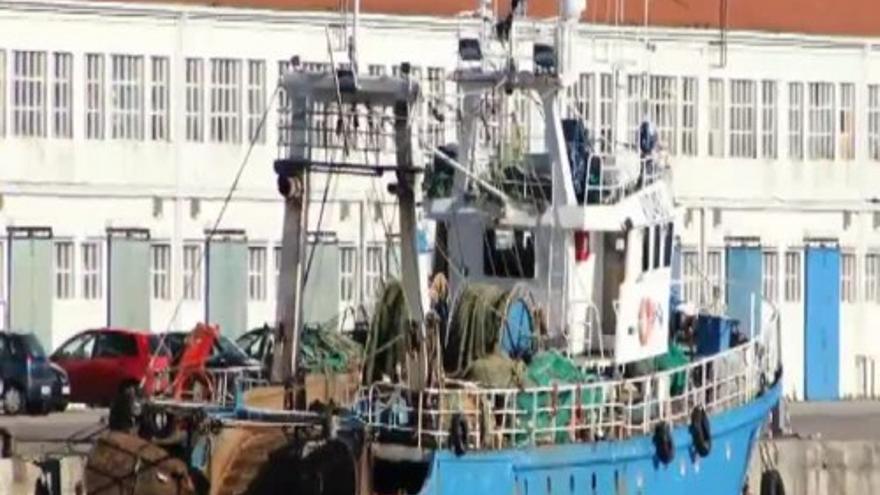 Al menos tres marineros muertos al volcar un pesquero en Asturias