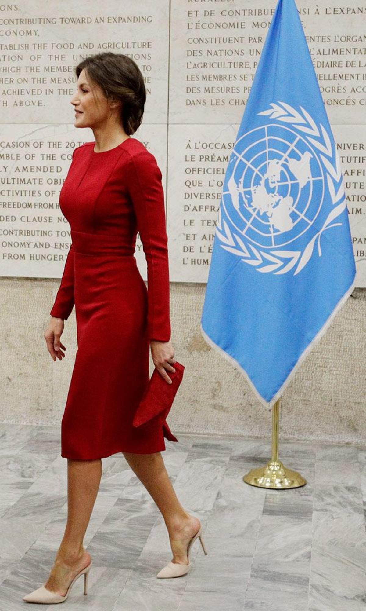 El look de Letizia Ortiz con vestido ajustado rojo de Carolina Herrera, zapatos nude de Steve Madden y bolso de mano en rojo