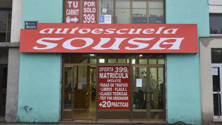 Fachada del local de la autoescuela Sousa en la calle Méjico, en Cuatro Caminos.