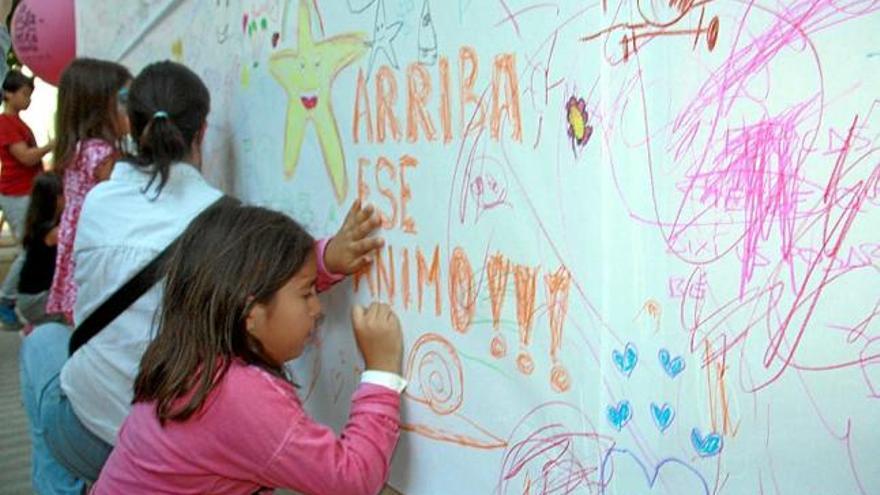 Una nena escriu un missatge durant la festa ahir al Palau Robert