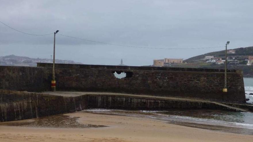 Muelle de Mera, con el boquete que se le abrió a causa de los temporales del pasado mes de marzo. carlos pardellas