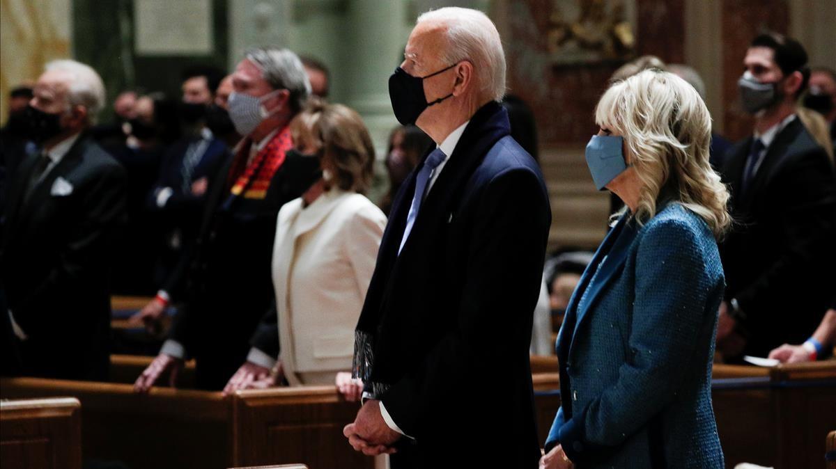 El Presidente electo Joe Biden y su mujer Jill Biden en la Iglesia de St Matthews en Washington, antes de la ceremonia  presidencial