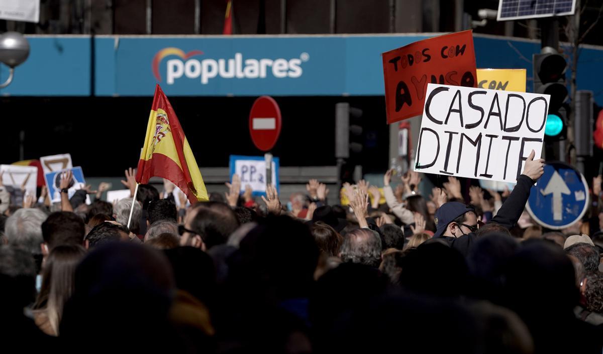 Miles de manifestantes cortan la calle Génova al grito de “Casado dimisión”