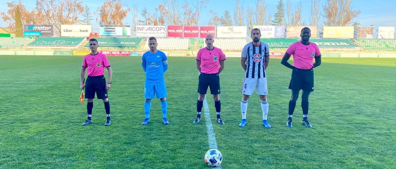 Sergio Cirio, este sábado en la foto de capitanes con el trío arbitral en el Salto del Caballo.