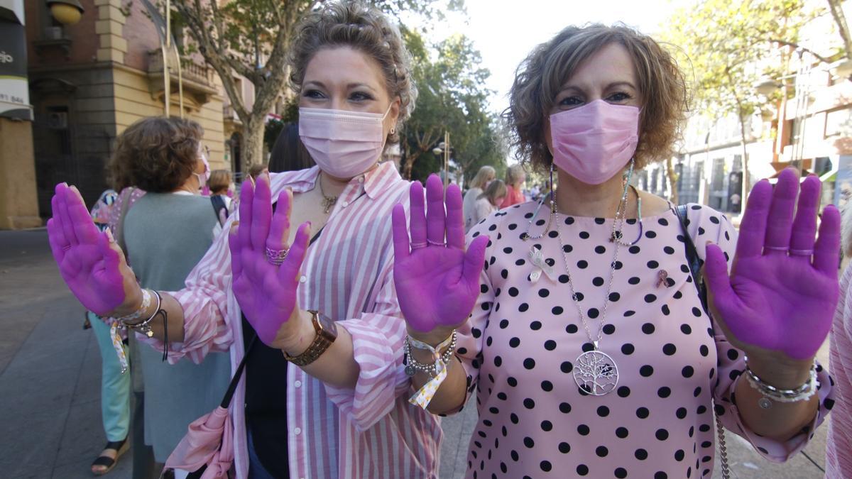 María Isabel Millán participa en la performance contra el cáncer de mama en Bulevar Gran Capitán, junto a otra asociada