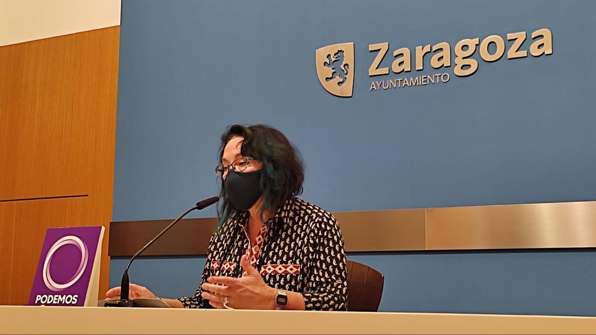 Amparo Bella, concejala de Podemos en el Ayuntamiento de Zaragoza, este jueves en rueda de prensa.