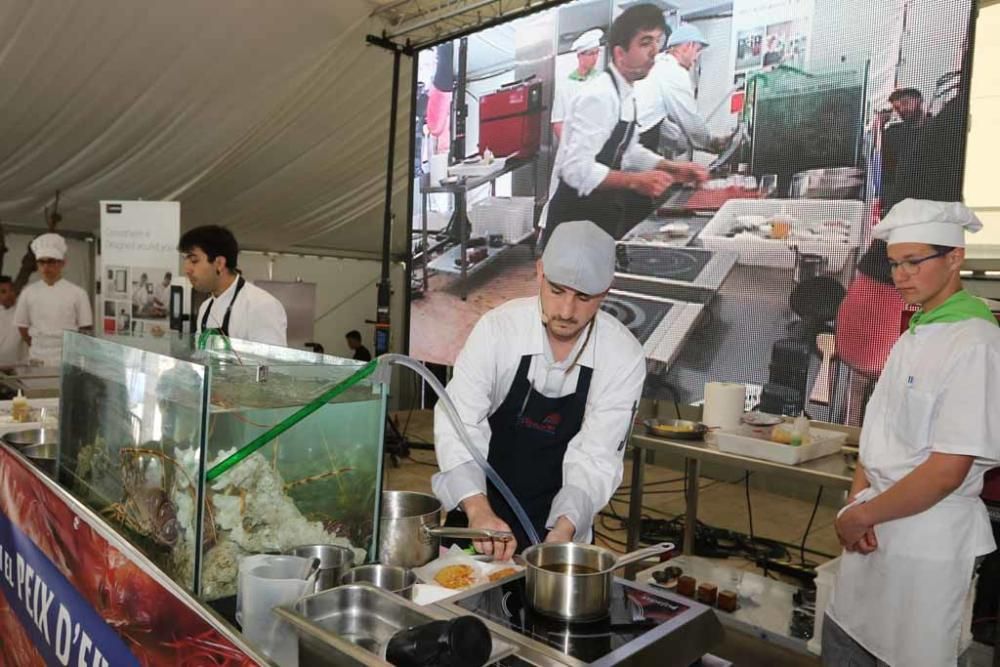 Centenares de comensales pasaron por el Passeig de ses Fonts para probar alguna de las exquisiteces cocinadas con pescado o marisco