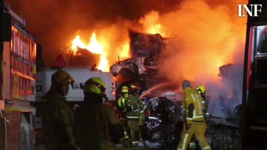 Bomberos de tres parques trabajan en un incendio en un desguace de Torrellano