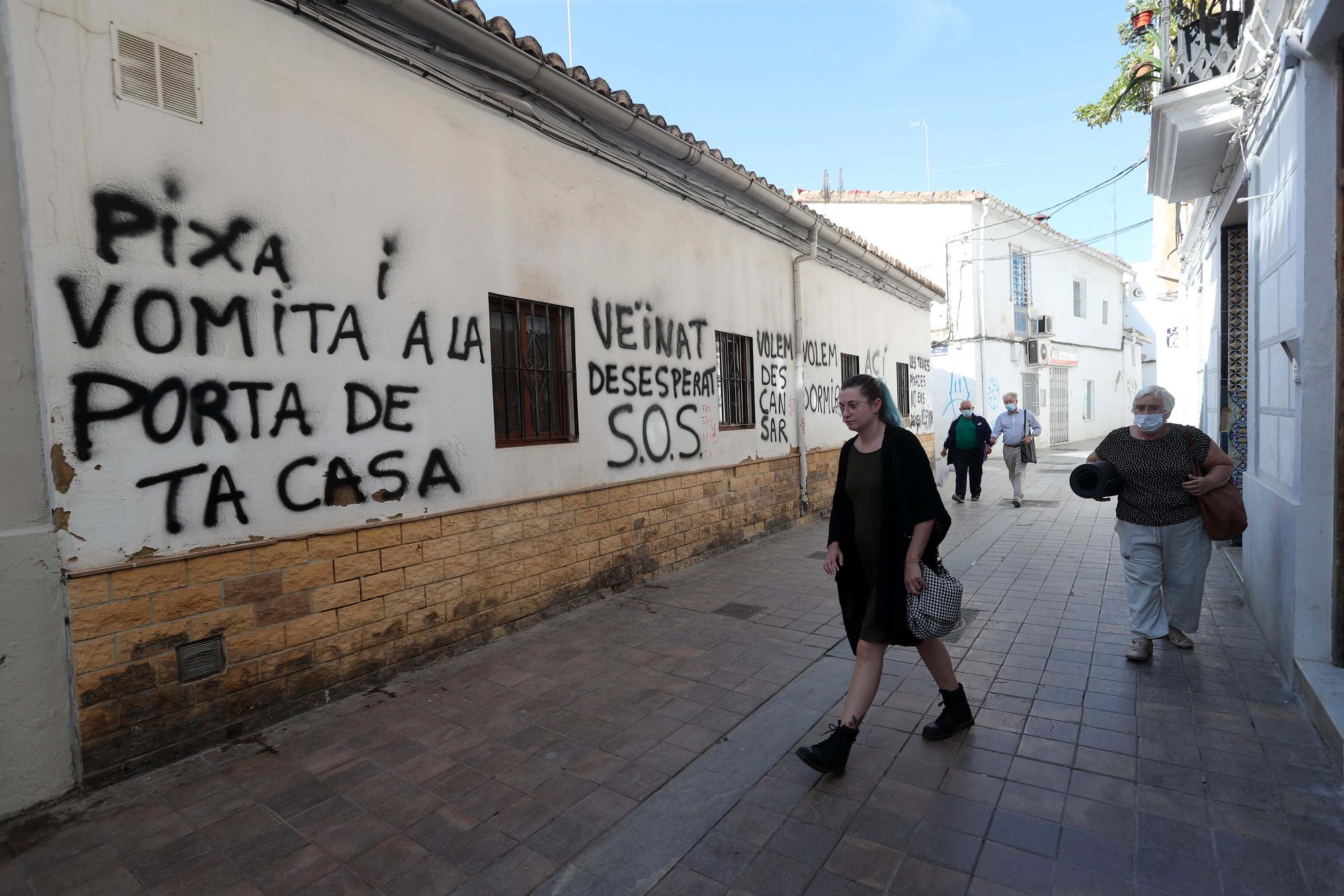 Benimaclet amanece con pintadas en contra de los botellones