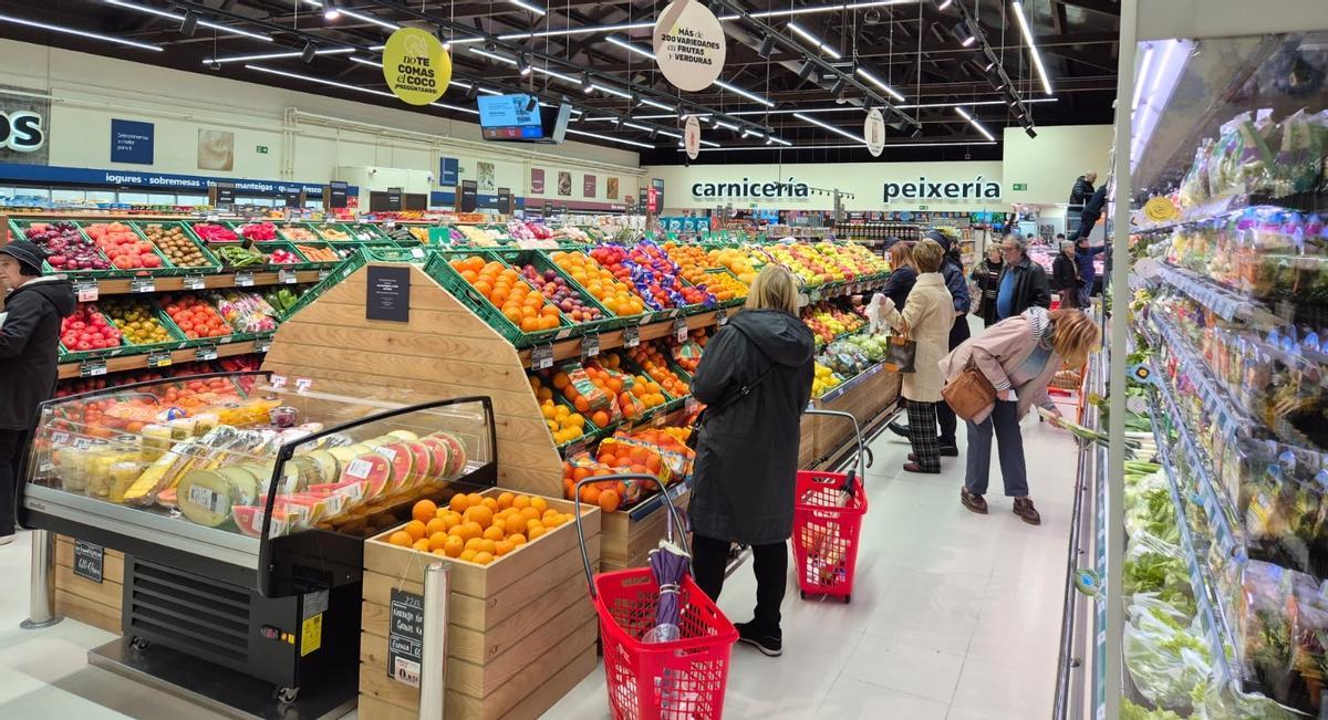 Sección de frutería del remodelado supermercado Gadis de Noia.