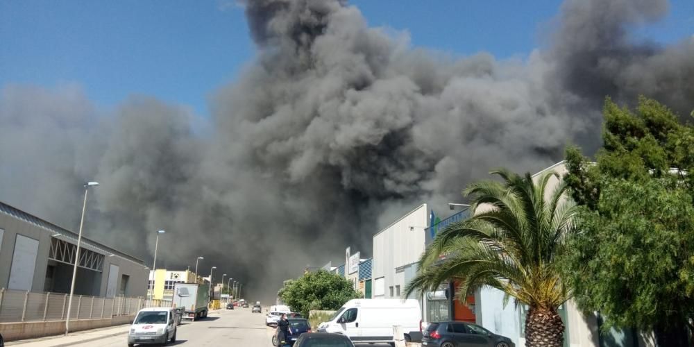 El fuego arrasa el Upper del polígono Cabezo Beaza de Cartagena