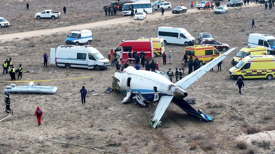 La explosión de un balón de oxígeno y el choque contra una bandada de pájaros, entre las posibles causas del accidente aéreo en Kazajistán
