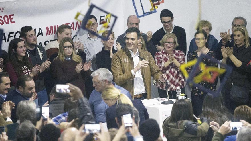 Pedro Sánchez, durante el encuentro con militantes socialistas que mantuvo ayer en Castellón. // Efe