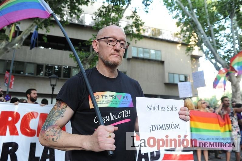 Concentración LGTBI en protesta por la manifestación neonazi del sábado