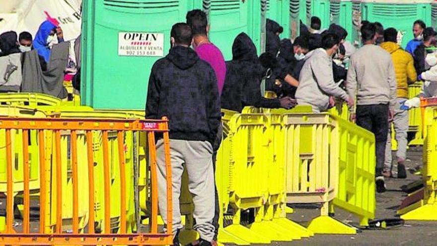 Imagen del muelle de Arguineguín atestado de migrantes irregulares llegados a Gran Canaria en pateras y cayucos. | | EFE