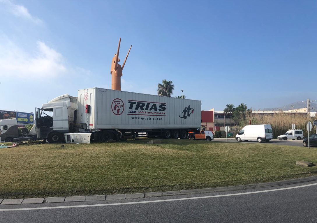 Un camión de gran tonelaje se sube a la rotonda del caballo de Alcúdia