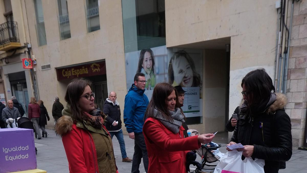 Integrantes de Cruz Roja durante una actividad de igualdad.