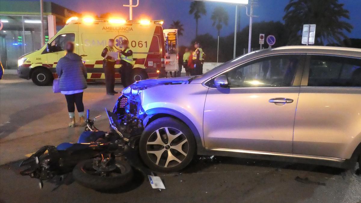 El coche y la moto implicados en el accidente.