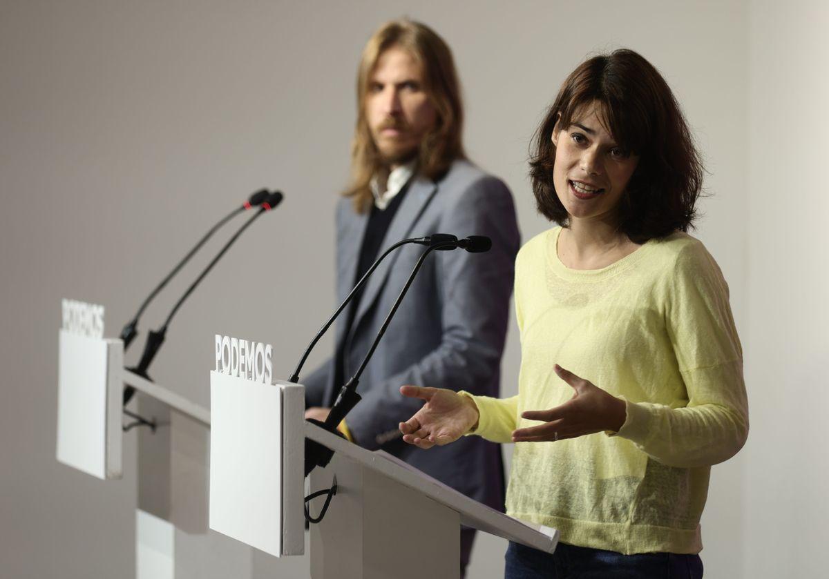 Los portavoz de Podemos, Isabel Serra y Pablo Fernández.