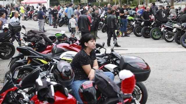 El aparcamiento de la avenida de Mendiño, ayer, repleto de motos y aficionados.