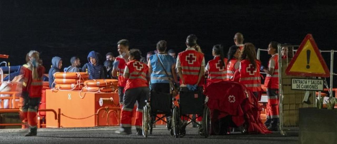 Personal de Cruz Roja atiende a un grupo de migrantes en el norte de Lanzarote.