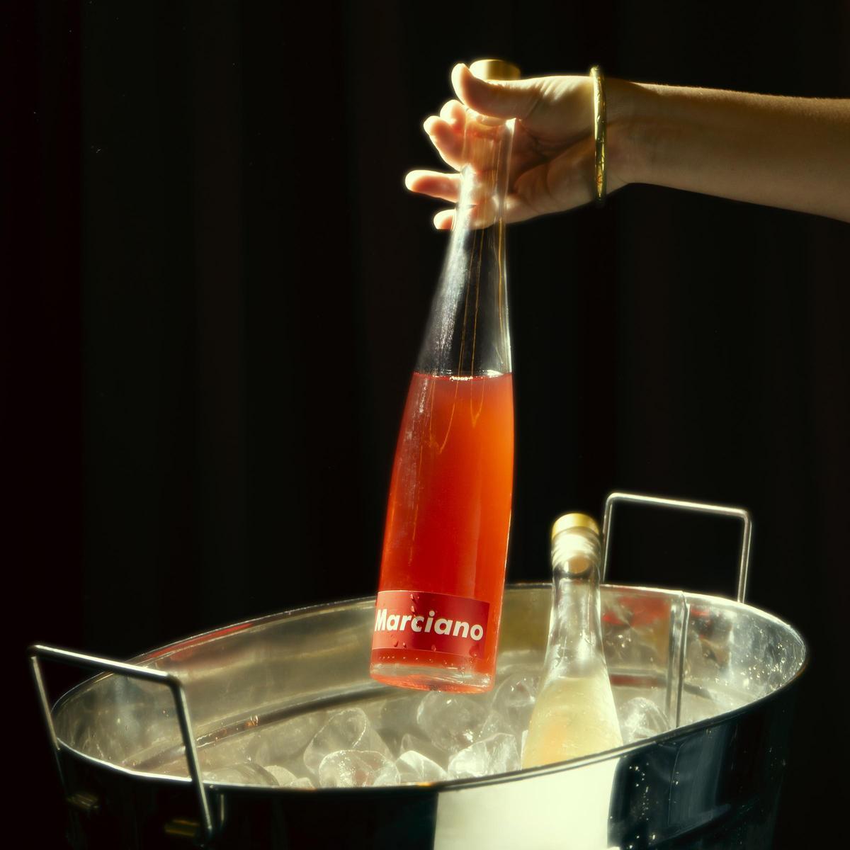 Botella de cócteles para compartir en el restaurante madrileño Marciano.