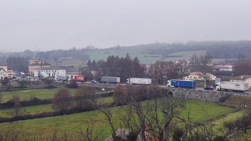 La protesta agraria provoca retenciones en Alcañices por el corte de la N-122