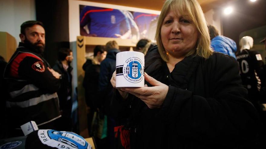 Aficionados comprando los nuevos productos conmemorativos en la tienda del club