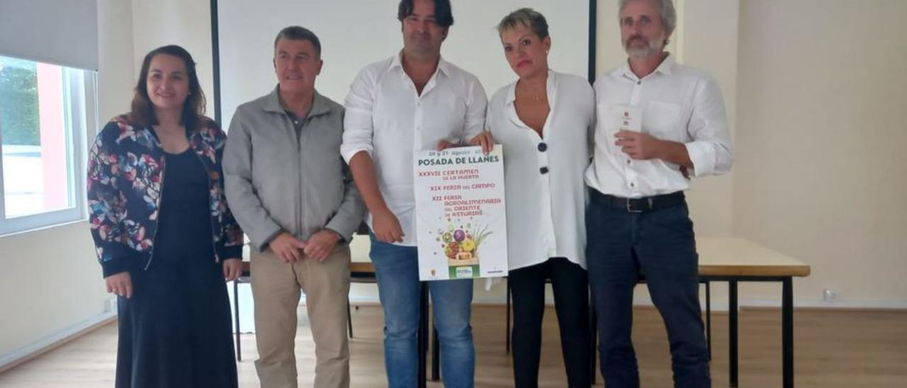 Por la izquierda, la edil Priscila Alonso, el concejal Juan Carlos Armas, Enrique Riestra, Mónica Salas y Xuan Valladares, en la presentación de la feria celebrada en Posada. | M. V.