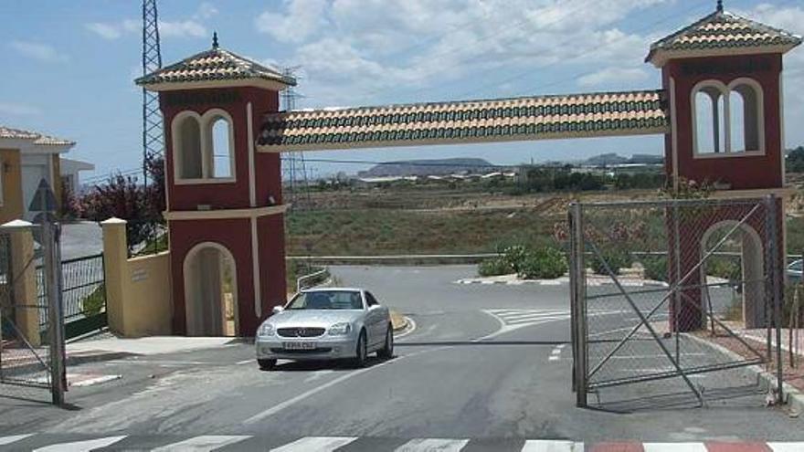 La entrada a Bonalba desde Busot, cuya puerta piden los vecinos que se cierre por las noches.