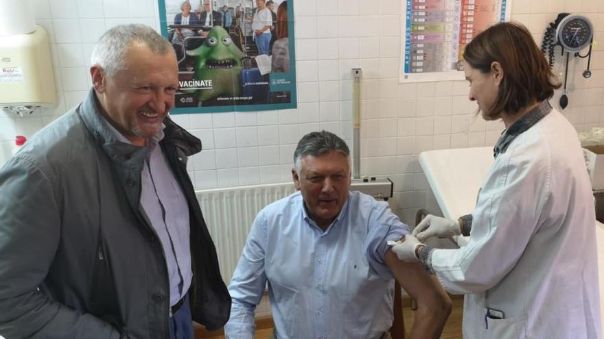 Telmo Martín se vacunó contra la gripe en el PAC de Baltar esta mañana. // FdV