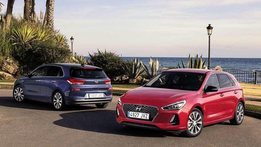 Imagen de dos vehículos del modelo Hyundai I30.