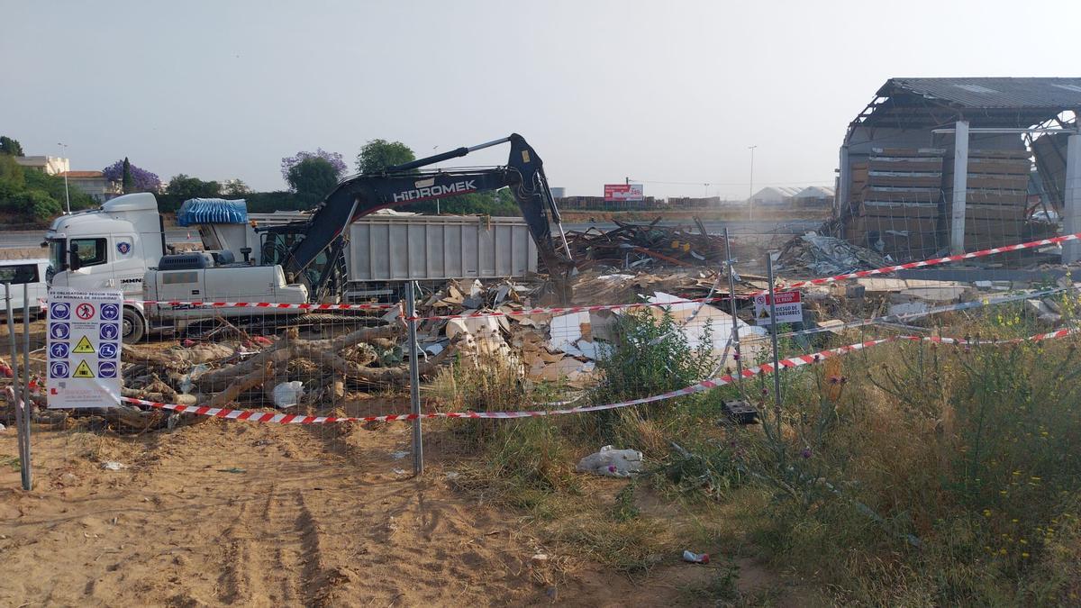 Obras de demolición en la nave de Torrent junto al Poyo