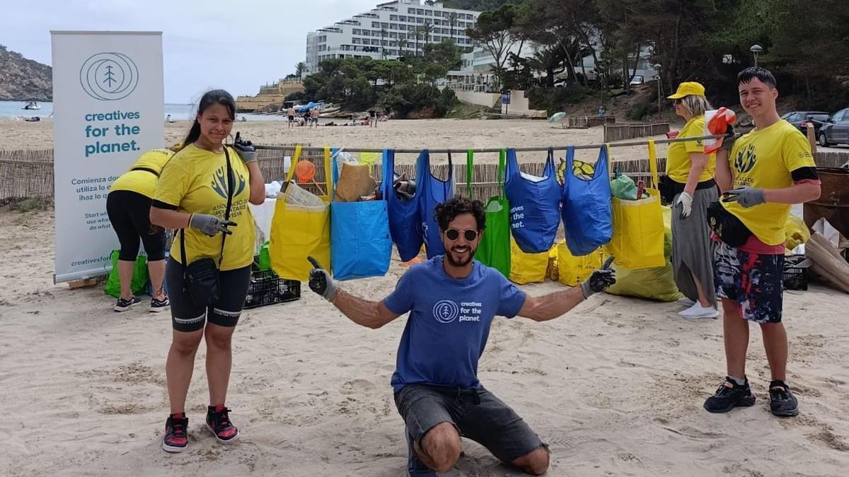 Los voluntarios de la asociación Voluntaris d'Eivissa
