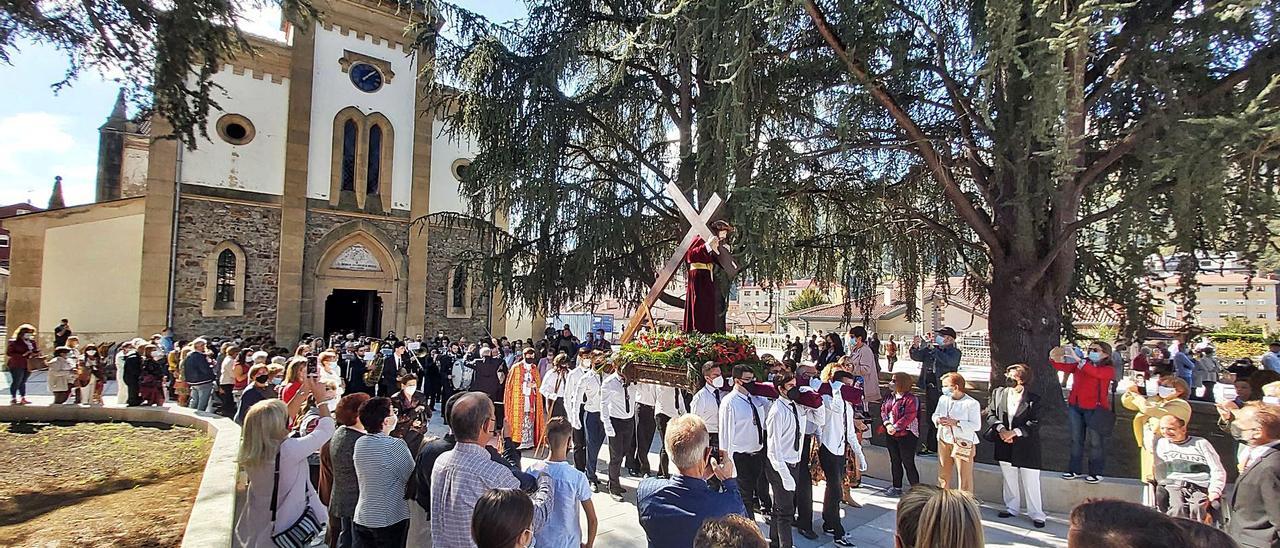 La procesión sale de la iglesia parroquial de Pola de Laviana. | E. P.