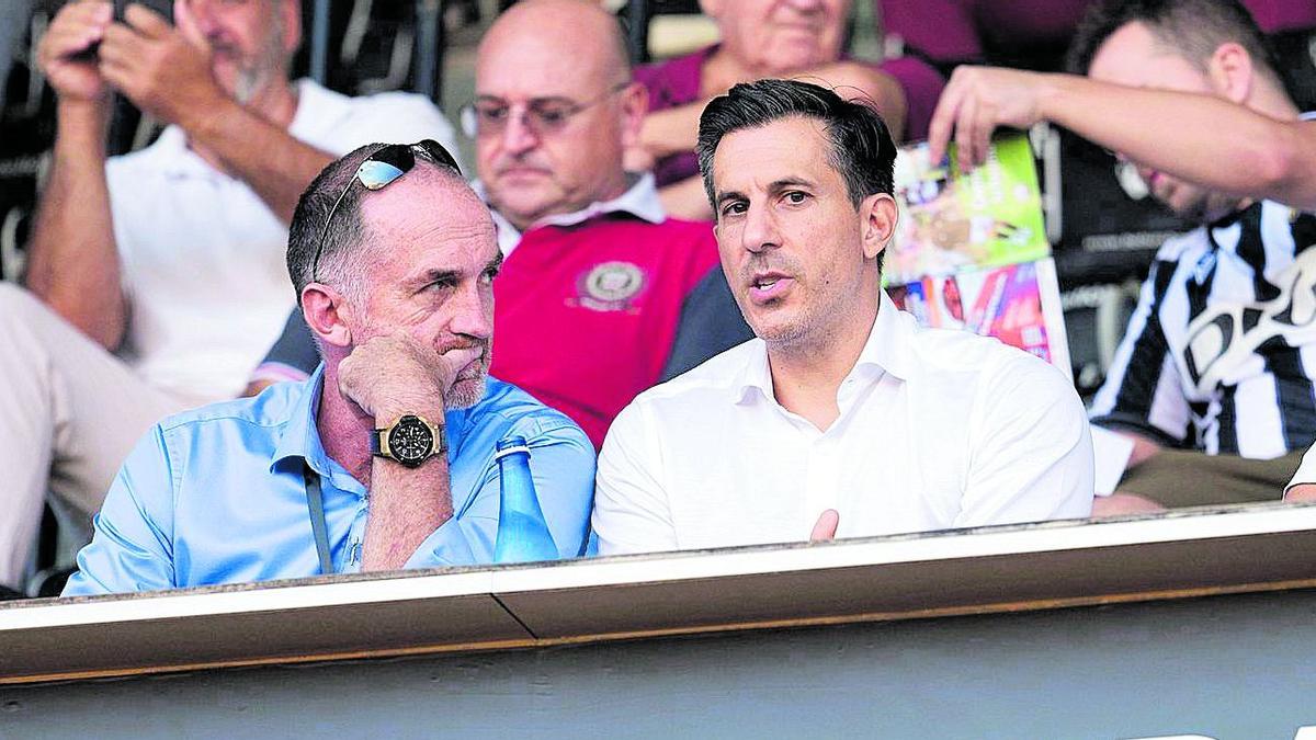 Robin Taylor, del área de marketing, comunicación y negocio, y el presidente Bob Voulgaris en el palco del Castalia dialogan antes de un partido del Castellón.