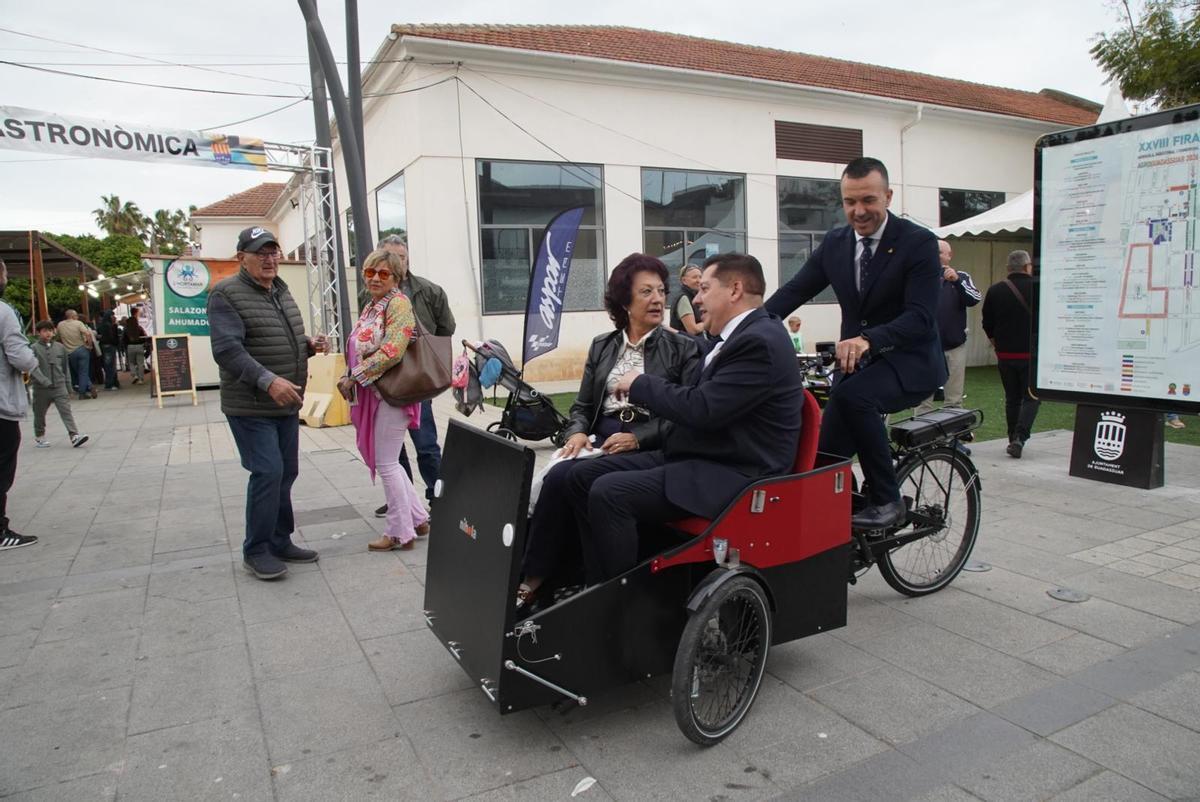 El presidente de la diputación, Vicent Mompó, y el alcalde de Guadassuar, Vicent Estruch, en la inauguración.