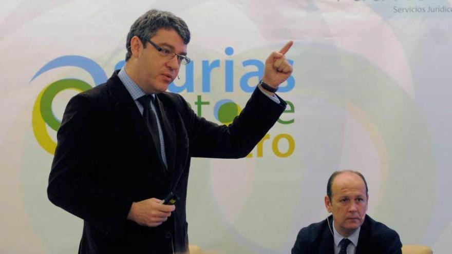 Álvaro Nadal durante su intervención en el hotel España de Oviedo.