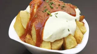"Nunca me canso de su cocina": el restaurante de Sabadell aclamado por sus patatas bravas