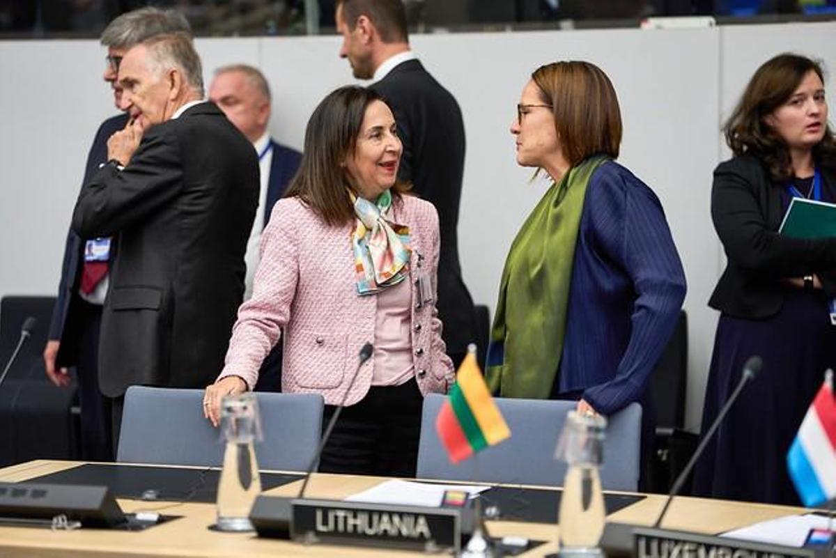 La ministra de Defensa, Margarita Robles, este miércoles en Bruselas con su homóloga lituana, Dovilė Šakalienė, en la reunión del Consejo del Atlántico Norte.
