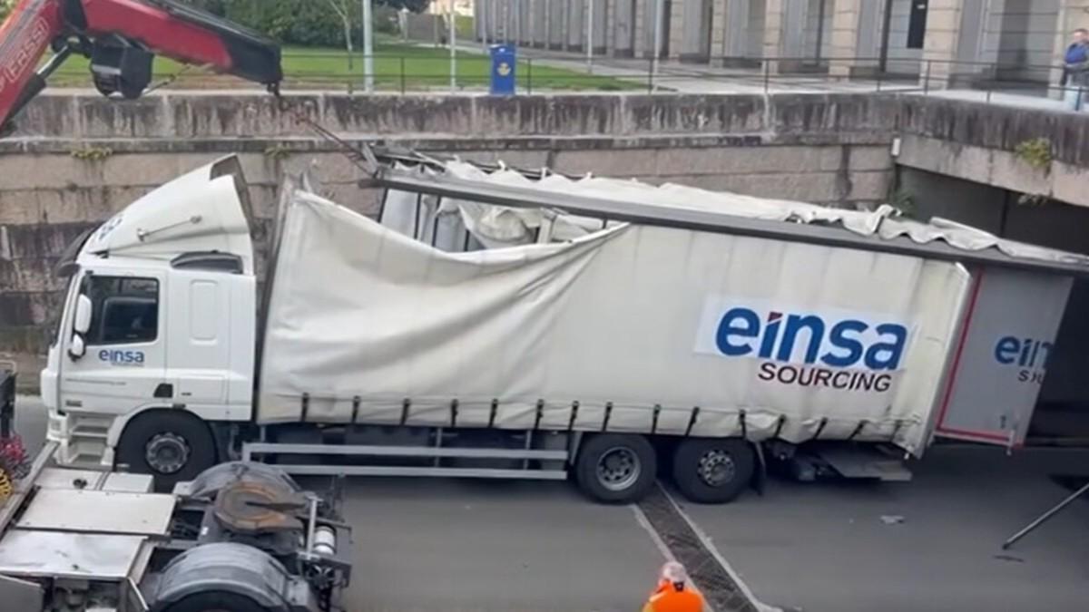 El camión de la empresa Einsa Sourcing atrapado en los bajos de Área Central