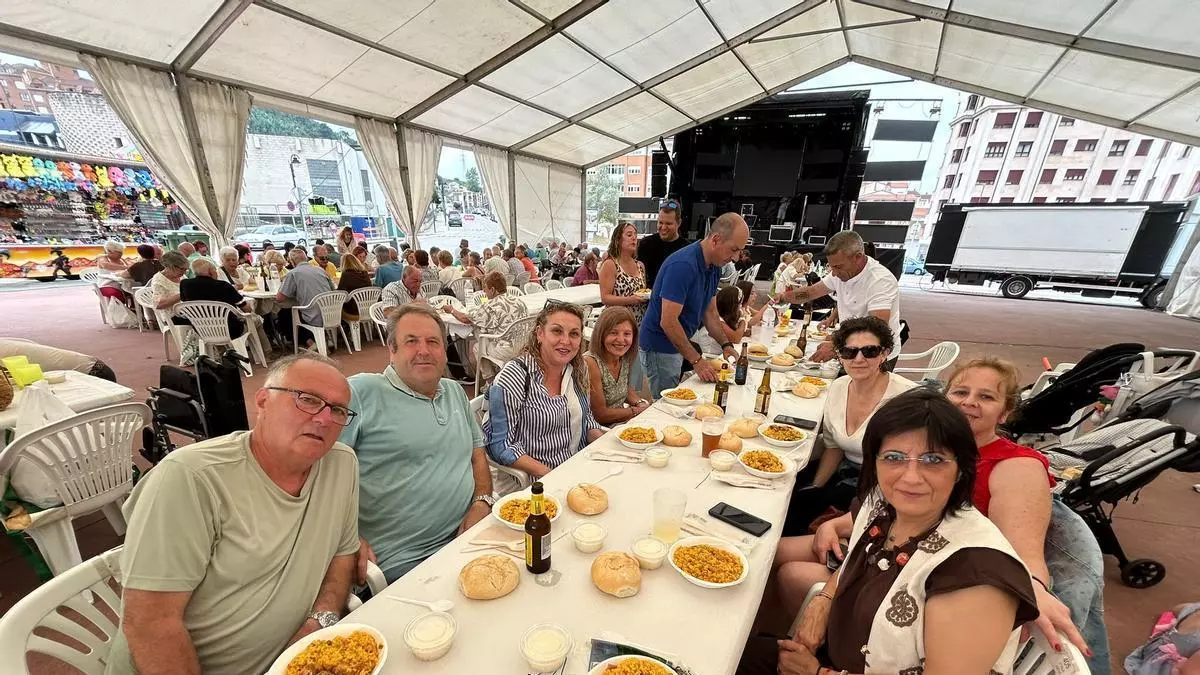 El grano festivo que une a Corvera: 250 personas se citan en Las Vegas para degustar paella