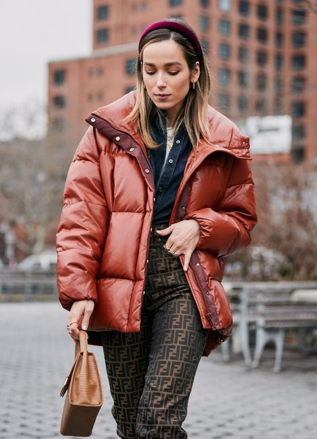 Street style Nueva York, plumas efecto piel