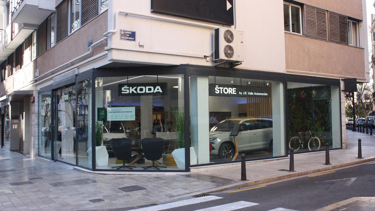 Fachada de la Škoda City Store by J. R. Valle.